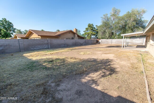 Building Photo - 704 E La Jolla Dr