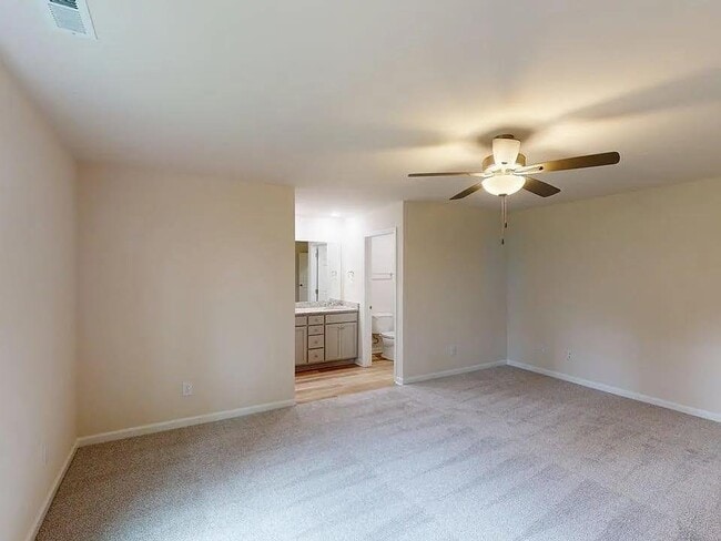 Building Photo - 304 Sandy Springs Dr