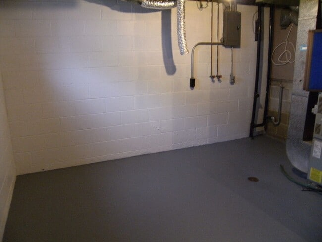 Building Photo - 3026-3028 Menke Cir