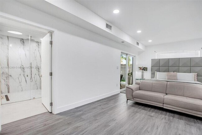 Building Photo - 3675 SW 26th St