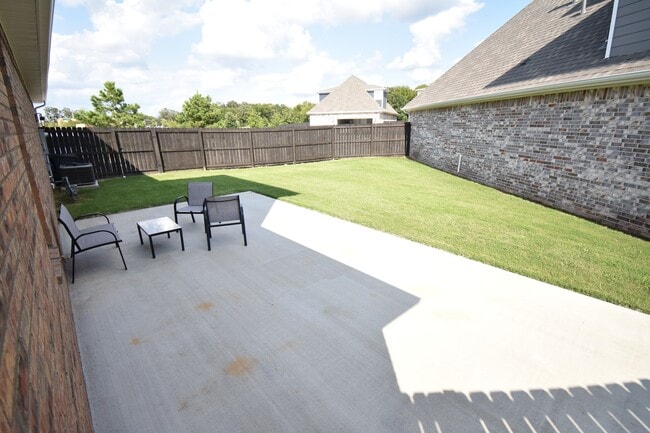 Building Photo - Luxurious  4 Bedroom, 3.5 Bathroom Home In Fayetteville!!  Minutes from the U of A!!