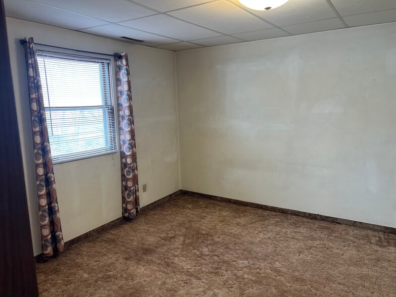 Building Photo - 2526 Rebecca Ct W