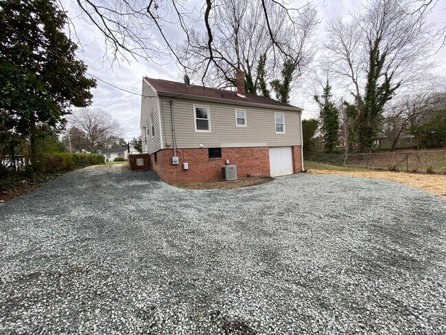 Building Photo - 3 Bedroom 1 bath in Burlington, COMING SOON!