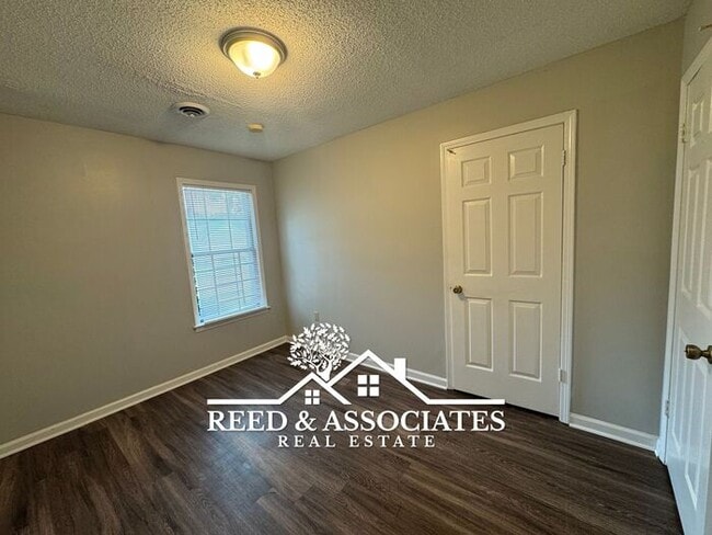 Building Photo - 3 Bedroom in Hickory Ridge - South Riverdale
