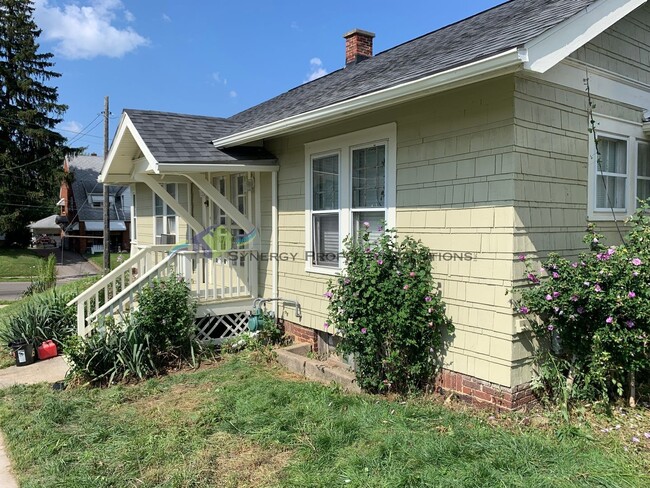 Building Photo - Adorable 2-bedroom home with 1 car detache...