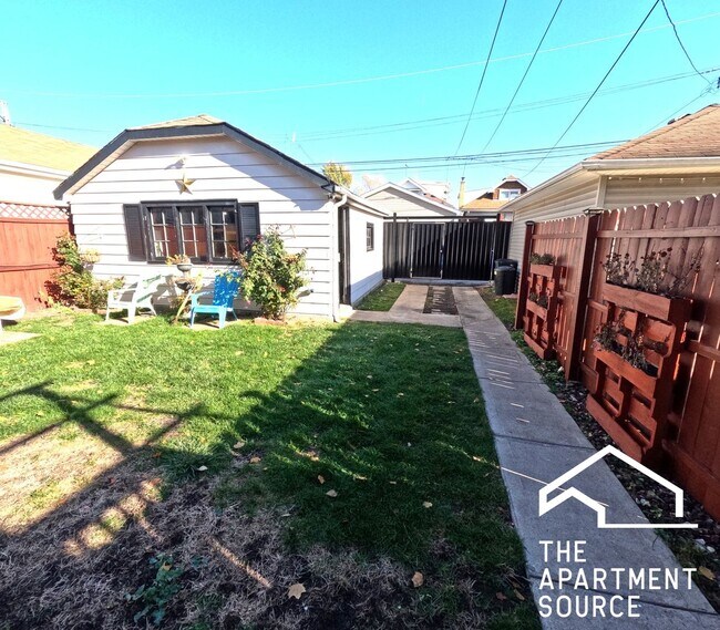 Building Photo - 3117 N Mango Ave