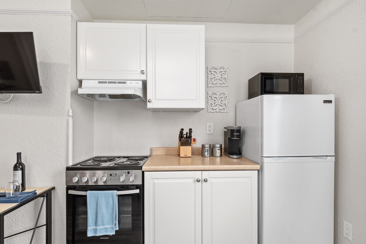 Building Photo - 2121 1st Ave