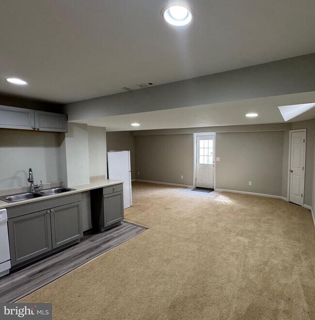 Building Photo - 29 Newbury Dr