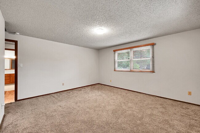 Building Photo - $2,895.00, 4 bed, 3.5 bath, located in Col...