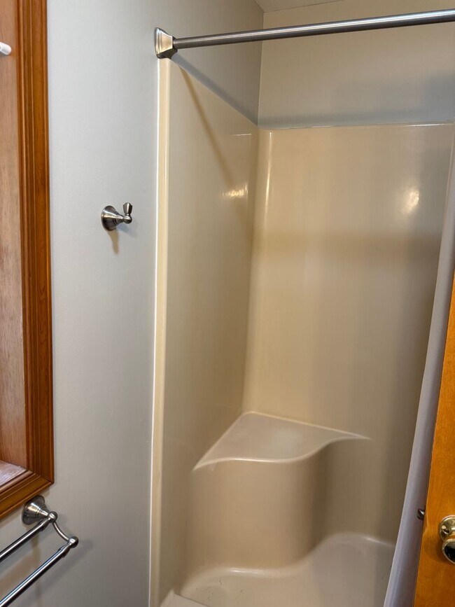 Building Photo - 1531 E Strohm Dr