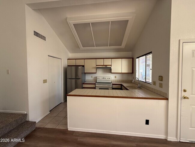 Building Photo - 2201 N Comanche Dr