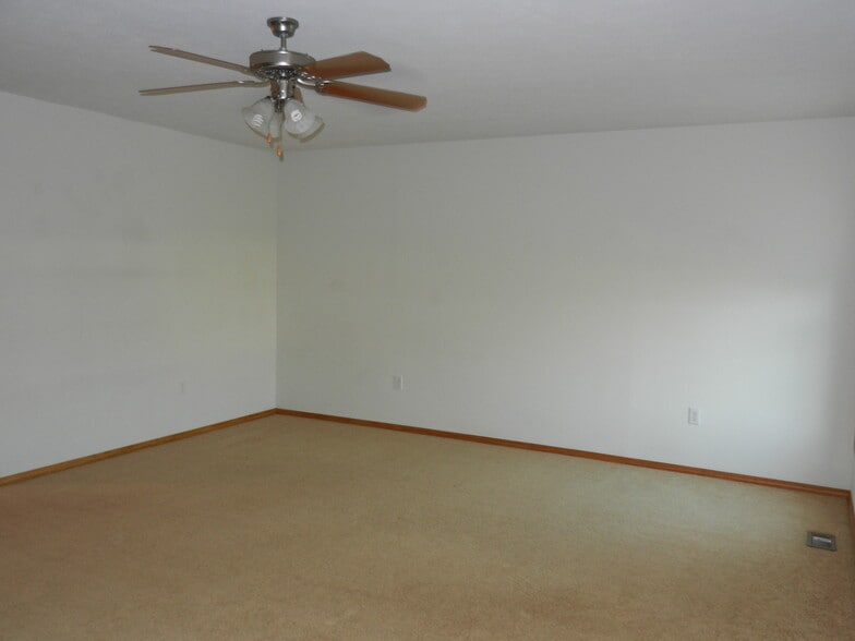 Master bedroom - 707 Savannah Ave