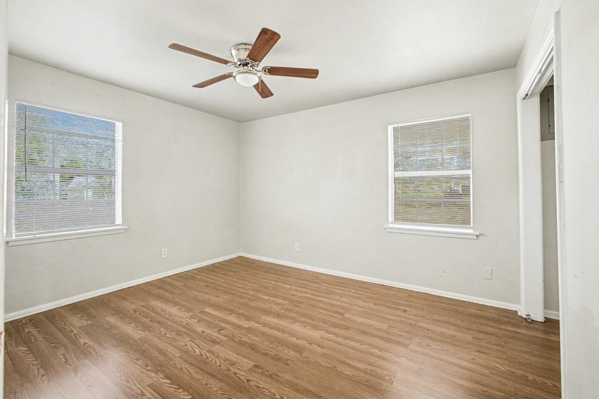 Building Photo - 2216 Riverview Dr