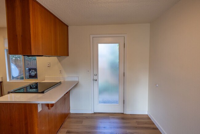 Building Photo - Just updated! - 2 Bedroom Condo in Washougal