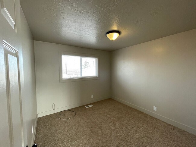 Building Photo - Spacious 6-Bedroom Magna Home with Fenced Yard