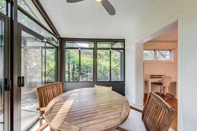 Building Photo - 3 bedroom/2 bath Light Filled Home Located in a Quiet Cul-de-Sac