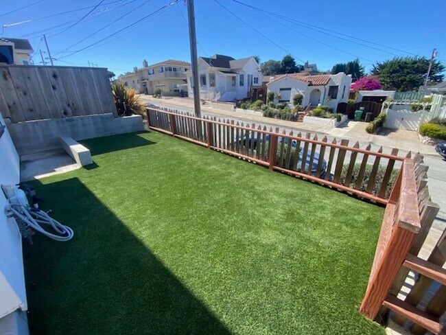 Building Photo - Pacific Grove Cottage!