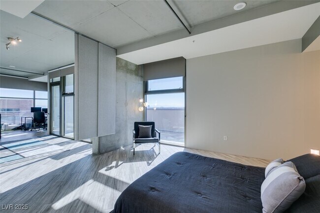 Building Photo - 353 E Bonneville Ave