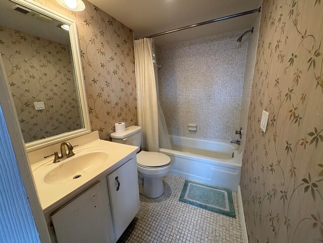 Building Photo - 680 Tennis Club Dr