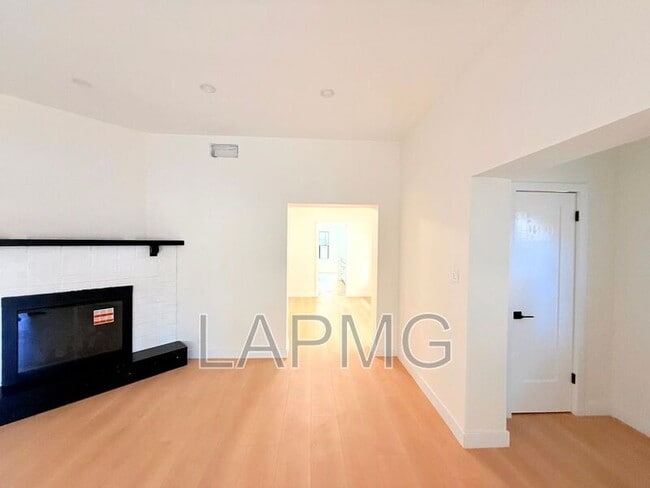 Building Photo - 6130 Whitsett Ave
