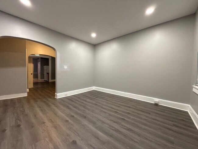 Building Photo - Spacious 3-Bedroom Home with Modern Interior Finishes