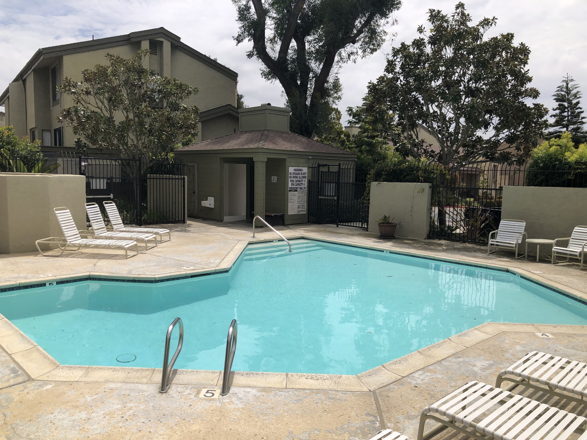 Building Photo - 3275 Caminito Eastbluff