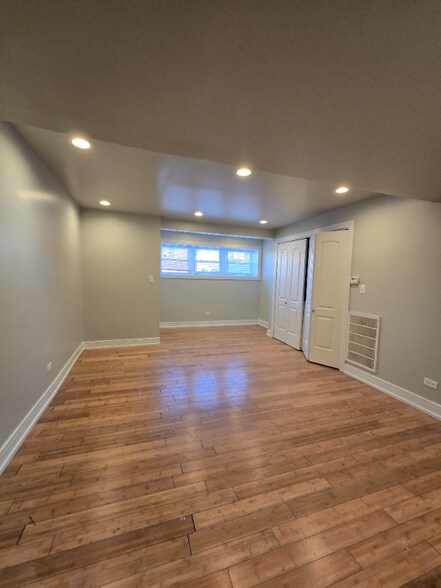 Building Photo - 2505 W Granville Ave