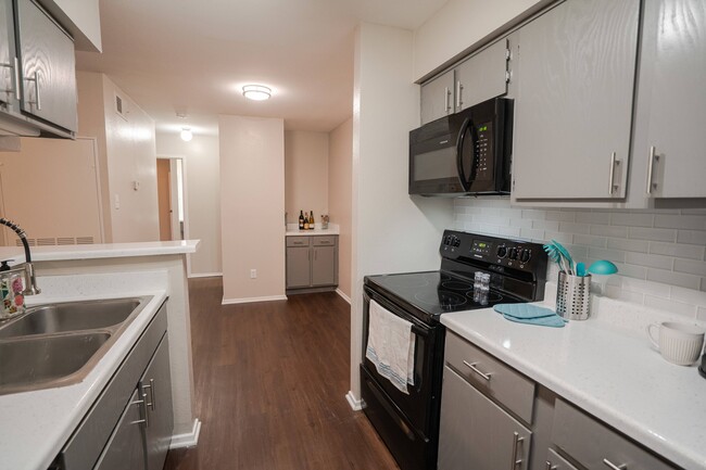 Dining Area with Dry Bar - The Brazos Apartments