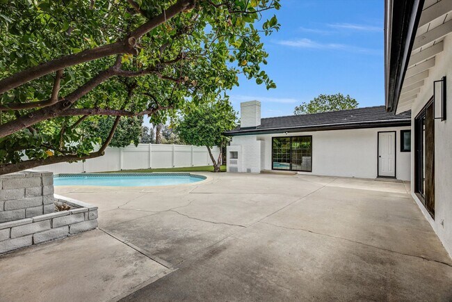 Building Photo - BEAUTIFULLY REMODELED, 5BD/4BA ENTERTAINER...
