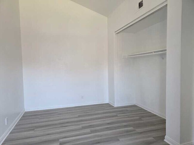 Building Photo - 1227 E Pasadena St