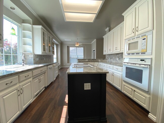 Building Photo - Absolute Dream in NW OKC!!