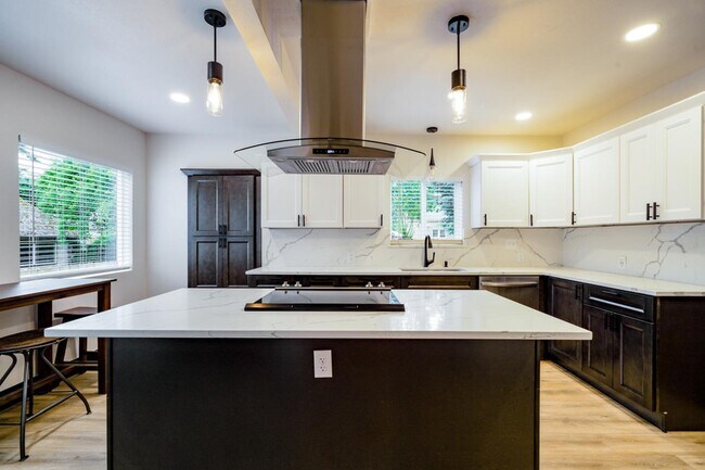 Building Photo - 6389 N Commercial Ave