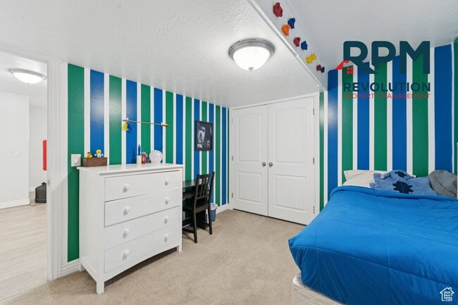 Building Photo - "Spacious 6-Bed Gem with Granite Touches &...
