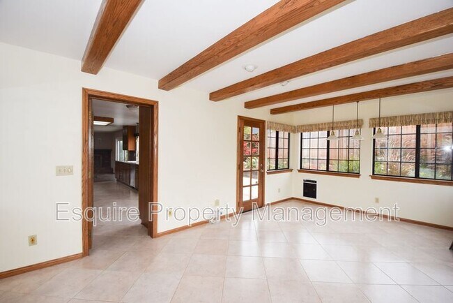 Building Photo - 887 Yearling Ct