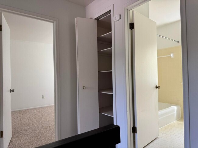 Building Photo - 3200 Bolgos Cir