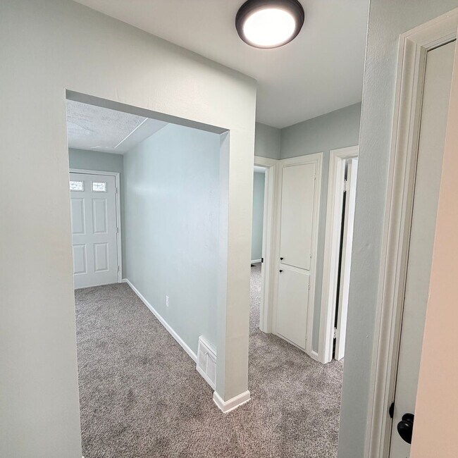 Building Photo - Updated 3 bedroom home on the West side of Grand Rapids