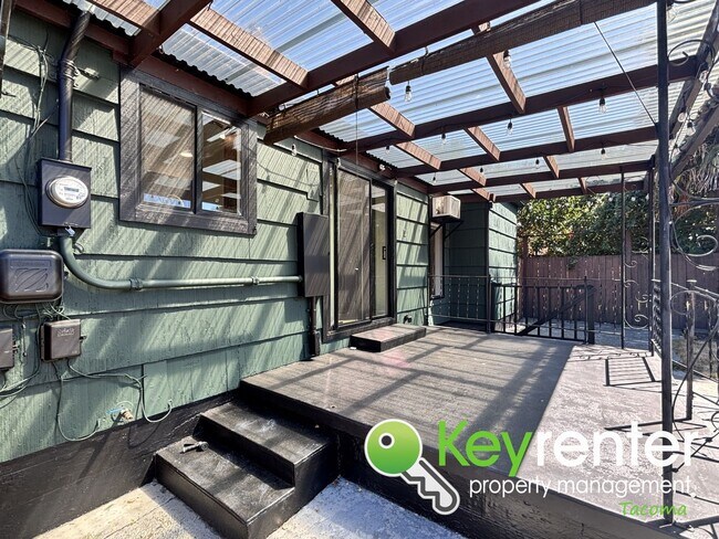 Building Photo - Charming 2-Bedroom Home with Modern Upgrad...