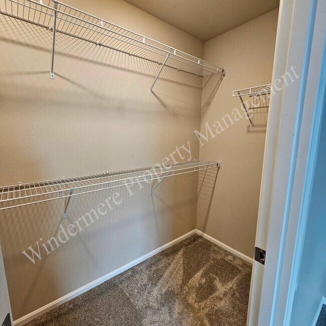 Building Photo - Spacious 4 Bedroom Home with Gas Fireplace, Office Space & 2-Car Garage!