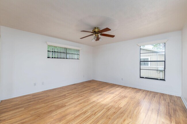 Building Photo - 662 NW Cardinal Dr