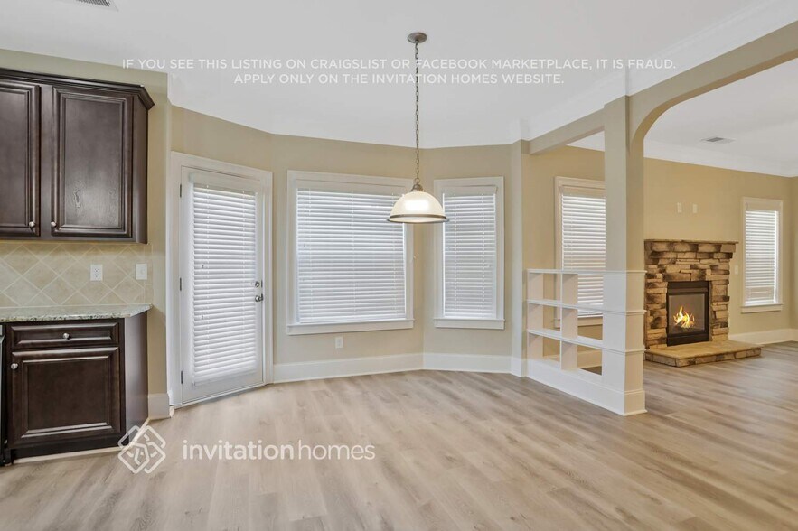 Building Photo - 598 Silver Oak Dr