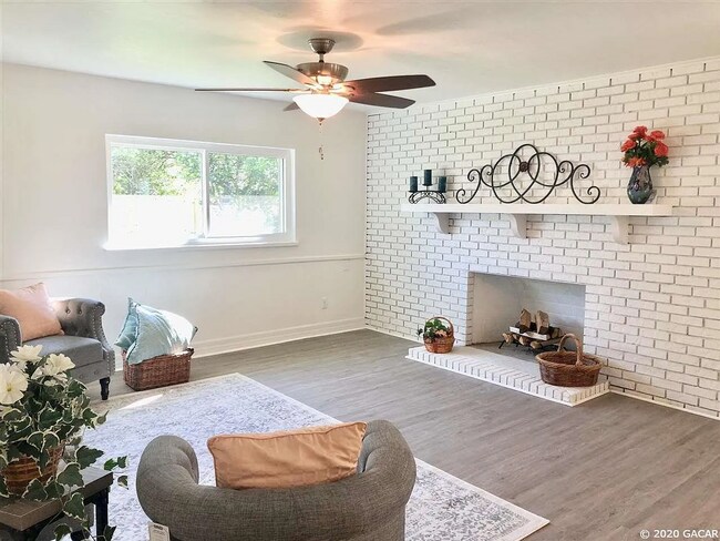 Building Photo - Modern Comfort Meets Classic Charm – Spacious Alachua Rental