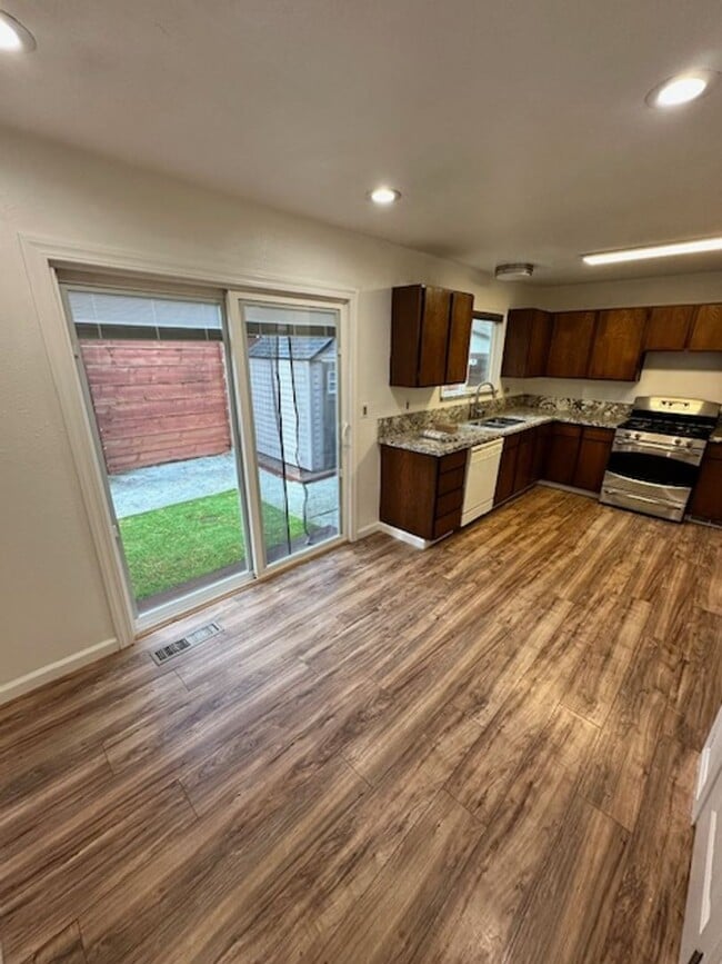 Building Photo - Nicely updated duplex 2Bd unit available soon!! Call me today to inquire!