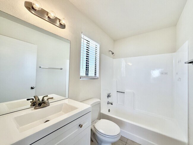 Building Photo - AVAILABLE NOW!! 3 Bedroom 2 Bathroom Upper Level Unit in Cathedral City!