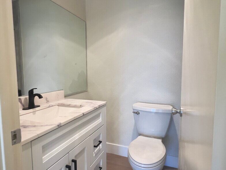 Building Photo - 858 S Rancho Santa Fe Rd