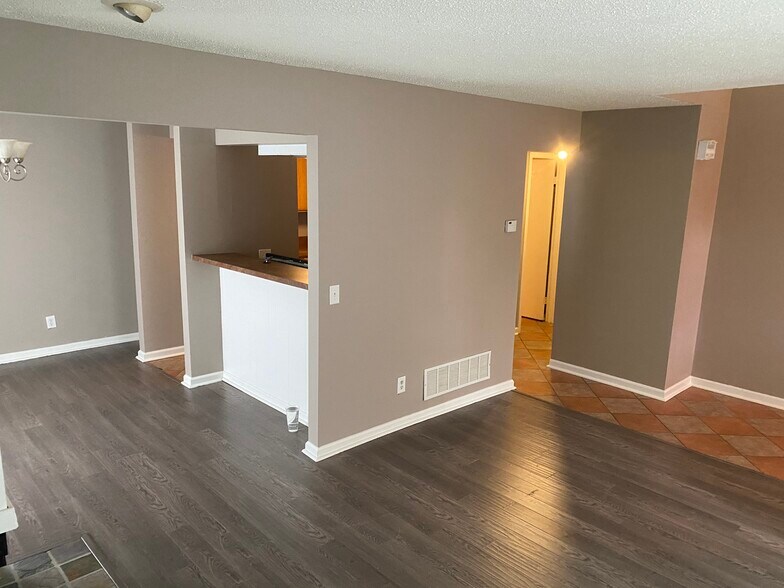 Building Photo - 108 Burwash Ave