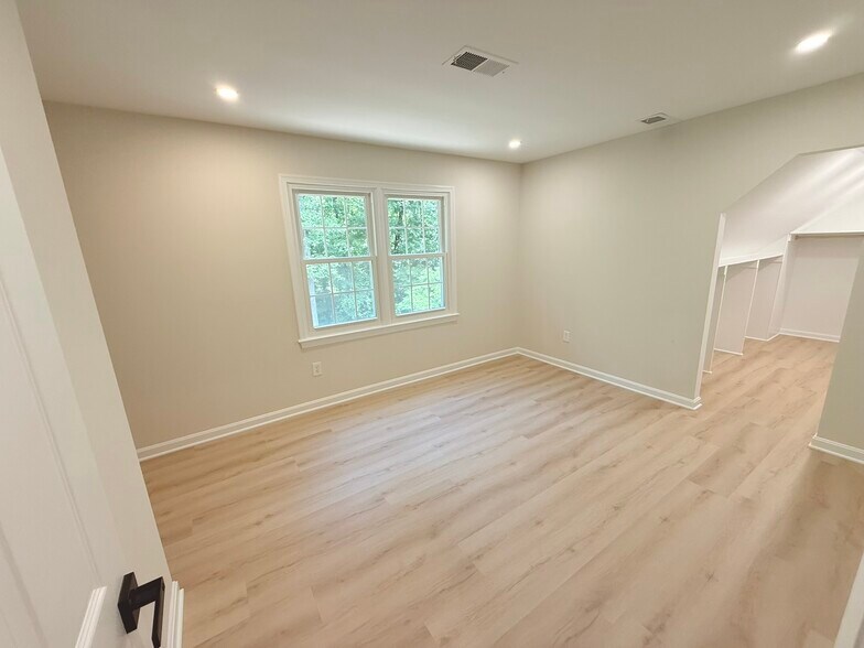 Upstairs third bedroom with walk-in closet and desk nook - 9248 Wood Glade Dr