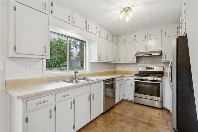 Building Photo - 3436 Brookview Dr