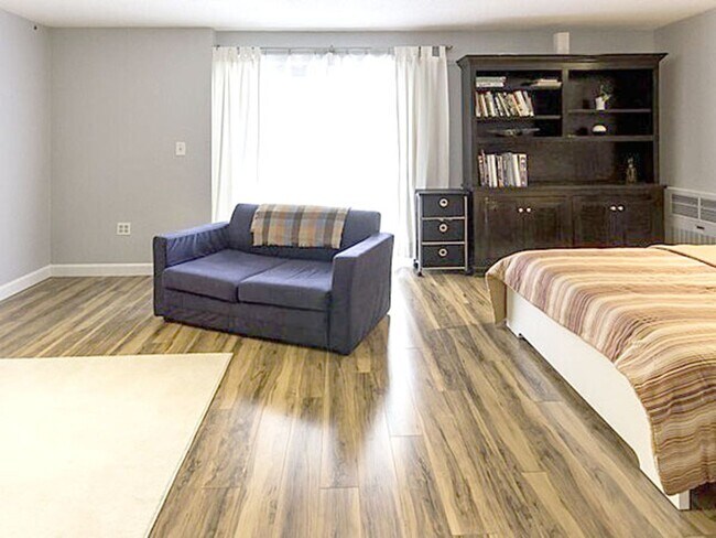 Building Photo - Spacious Studio Apartment with Stunning Vi...