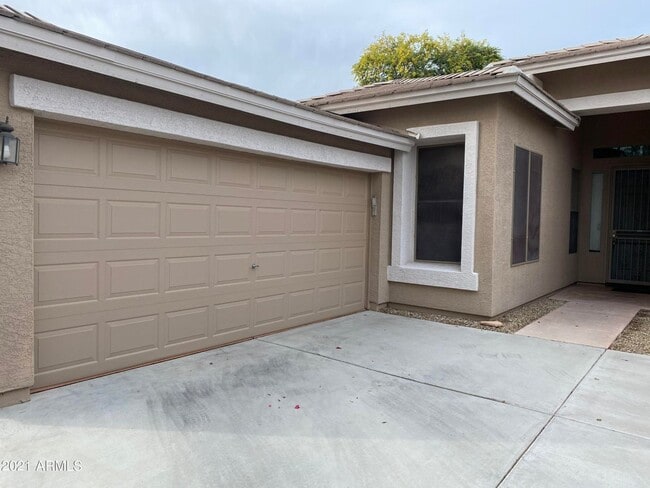 Building Photo - Beautiful 4 bedroom/ 2bath all on one story.