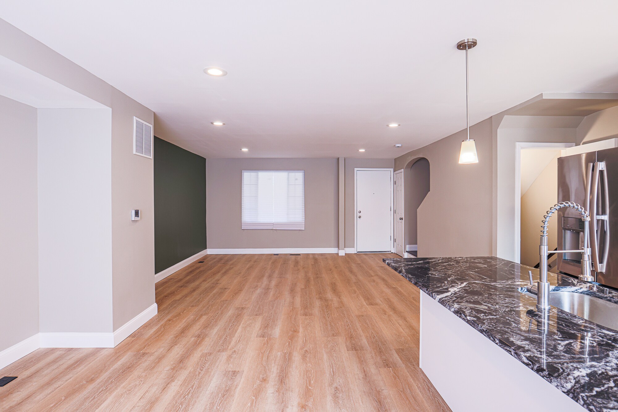 Open concept kitchen and living room - 3825 Rexmere Rd